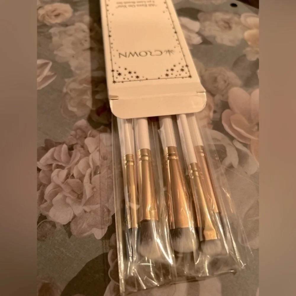 Brand new, Crown “All Eyes on You” 5 piece Luxe makeup brush set